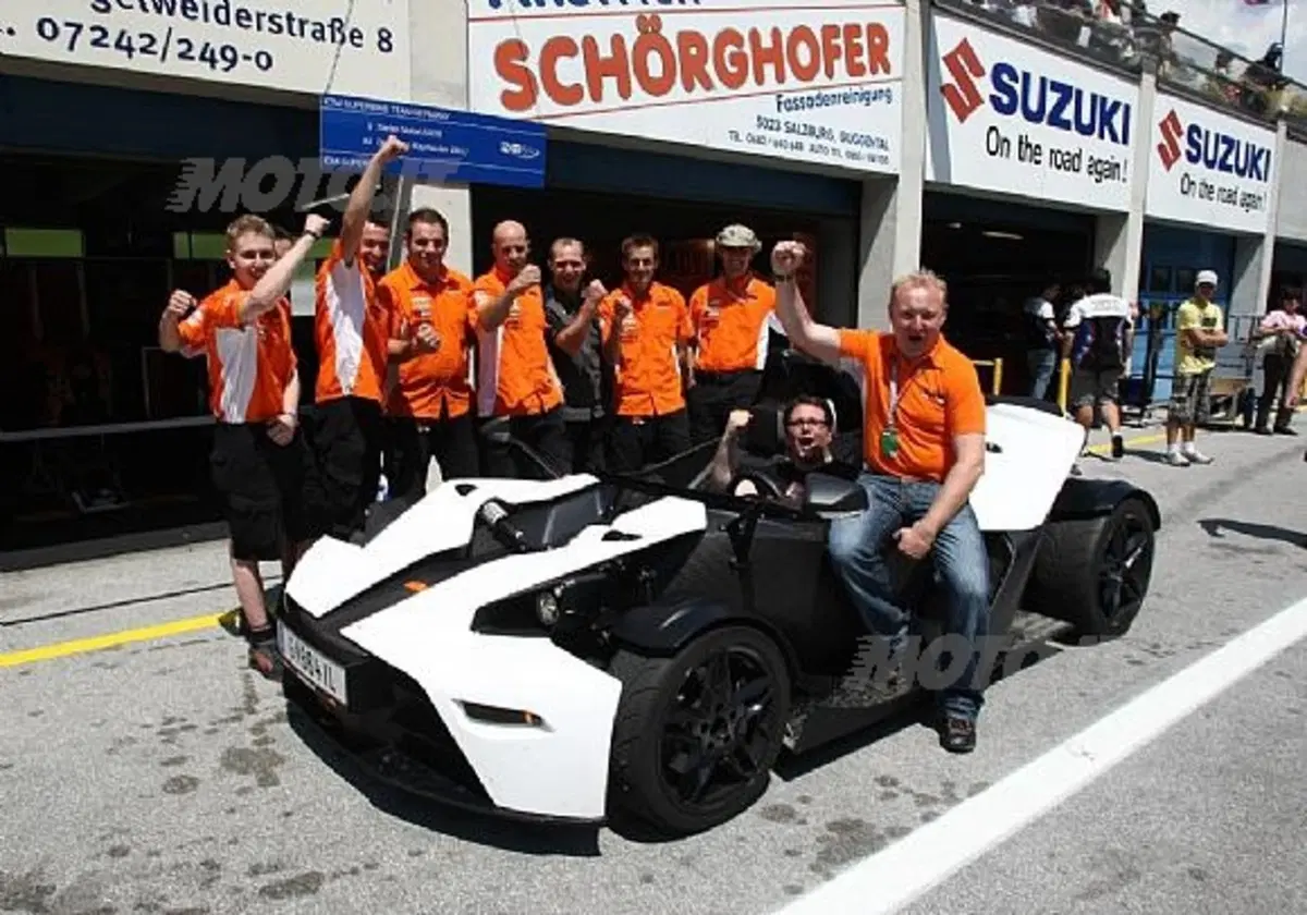 Stefan Nebel e la RC8R sul podio (6)