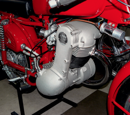 Nel 1956 la Benelli ha messo in produzione il Leoncino a quattro tempi, mostrato nella foto. La distribuzione monoalbero era comandata da una cascata di ingranaggi e lubrificazione era a carter secco (il che consentiva di impiegare lo stesso basamento del modello a due tempi, salvo lievi modifiche interne)