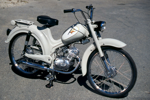 Questo è il popolare Dick Dick della Demm. Alcuni ciclomotori che uscivano dallo stabilimento di Porretta Terme venivano realizzati in versioni a due e a quattro tempi