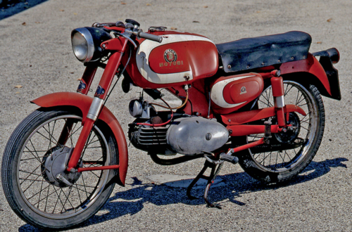 In questa foto di un esemplare conservato di Motobi Ardizio degli anni Cinquanta è possibile osservare chiaramente l’architettura a uovo del motore a due tempi di 125 cm3, con cilindro in ghisa, e il telaio monotrave in lamiera stampata