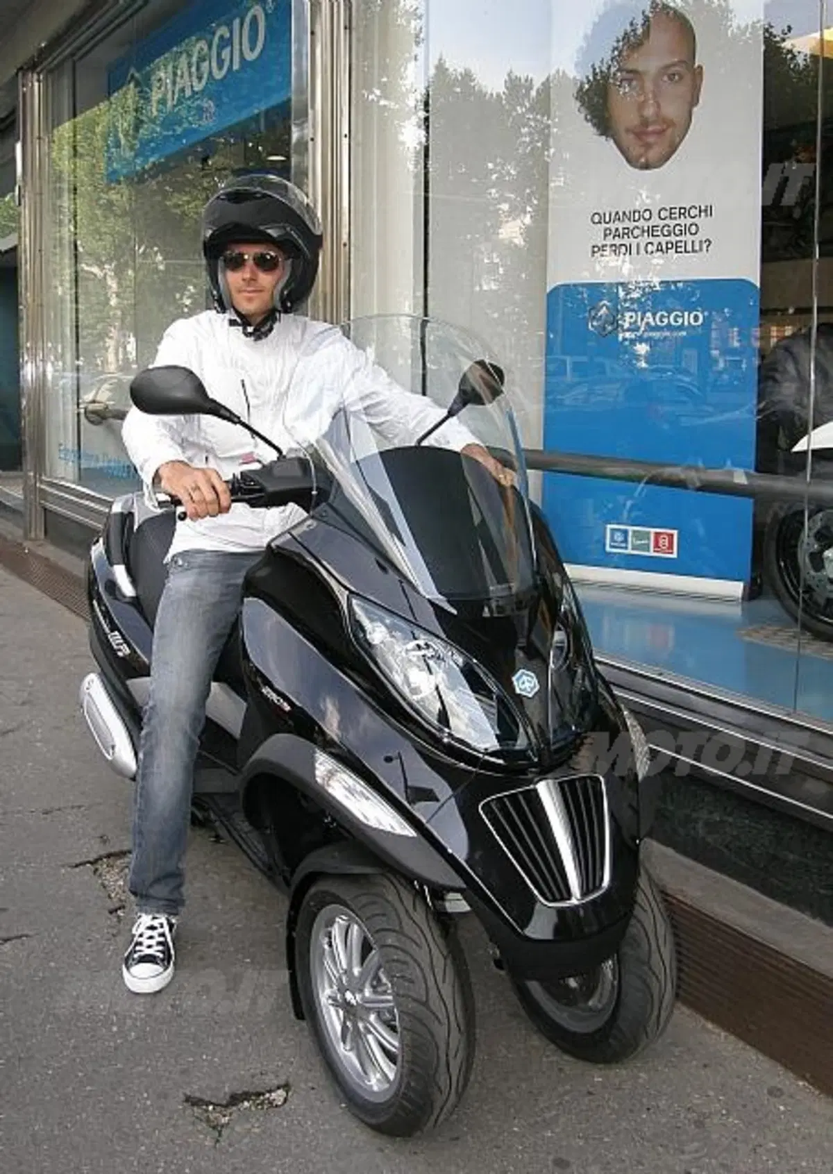 Ivan Basso e il suo nuovo Piaggio MP3 250 i.e.