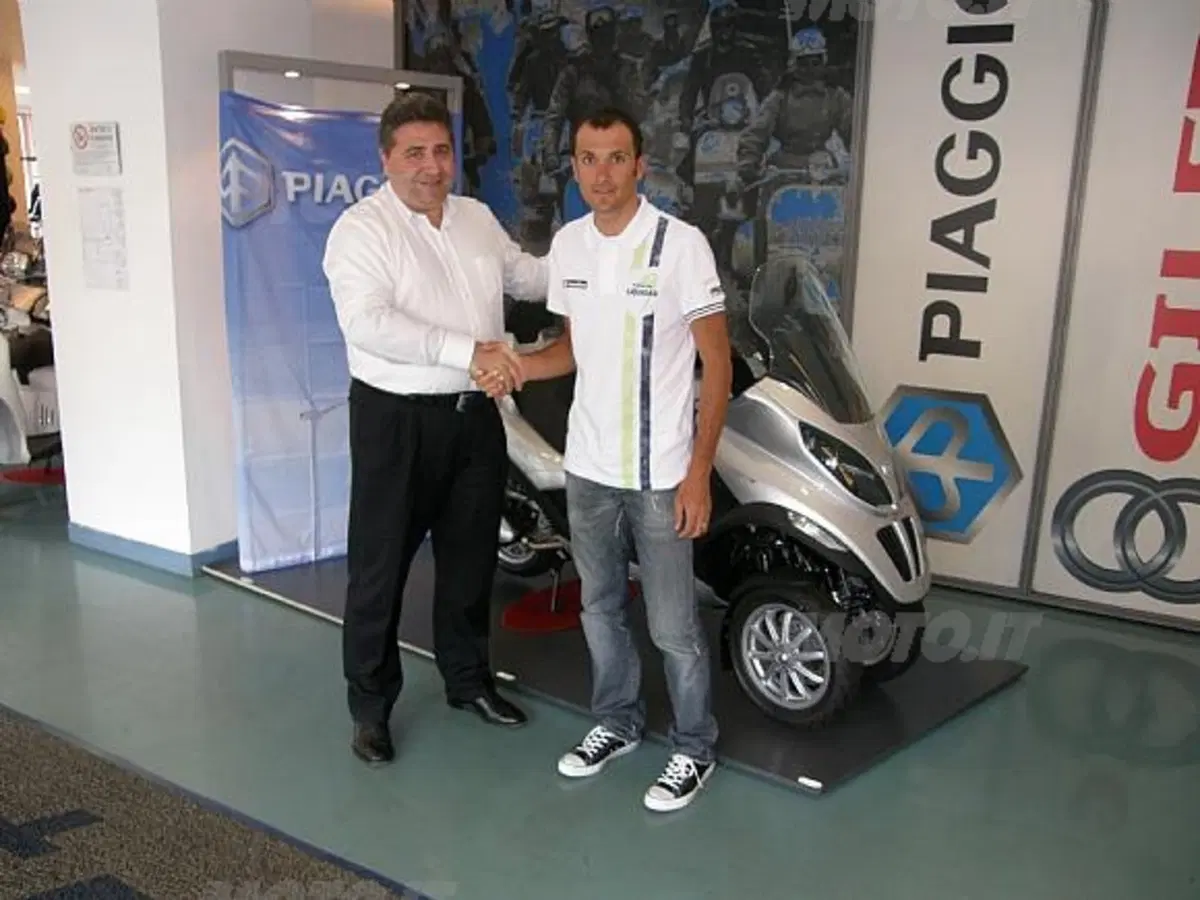 Ivan Basso e il suo nuovo Piaggio MP3 250 i.e. (2)