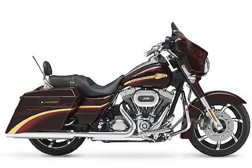 La splendida CVO Street Glide è una delle preziose "factory custom" Harley per il 2010. Costa 32.700 euro