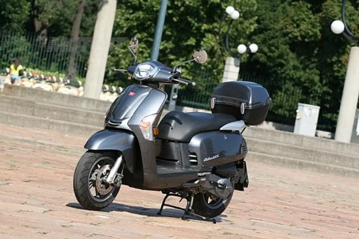 Nuovo Kymco Like 50 cc a 2T: costa 1.499 euro, bauletto incluso (2)