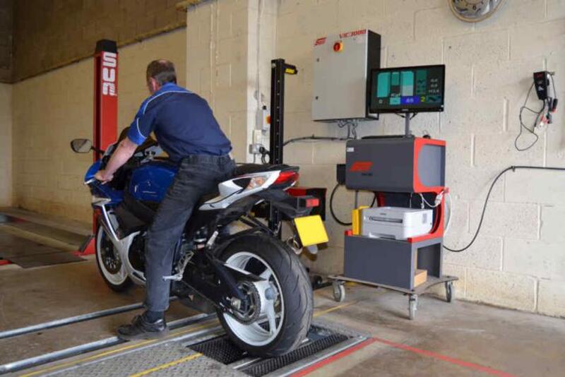 Il test di revisione moto con rulli e strumentazione