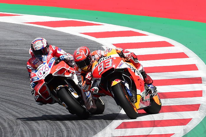 Il duello all'ultima curva fra Dovizioso e Marquez al GP austriaco nel 2017