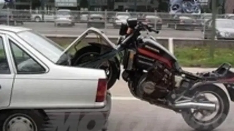 Non c'&egrave; limite al peggio: trasporta scooter sull'auto. Tolti 17 punti