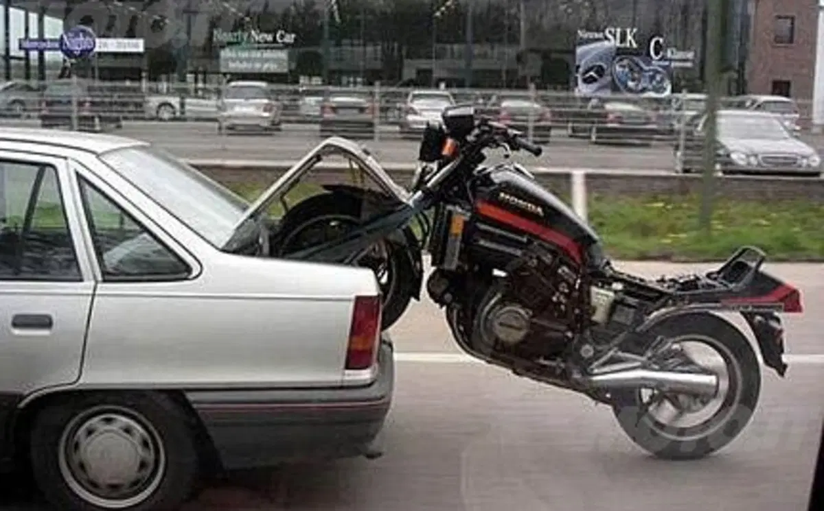 Non c'è limite al peggio: trasporta scooter sull'auto. Tolti 17 punti
