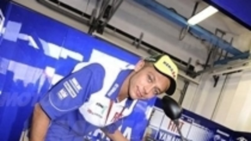 Rossi consegna la XJ6 al vincitore del concorso GP Race 4 Fastweb Tour