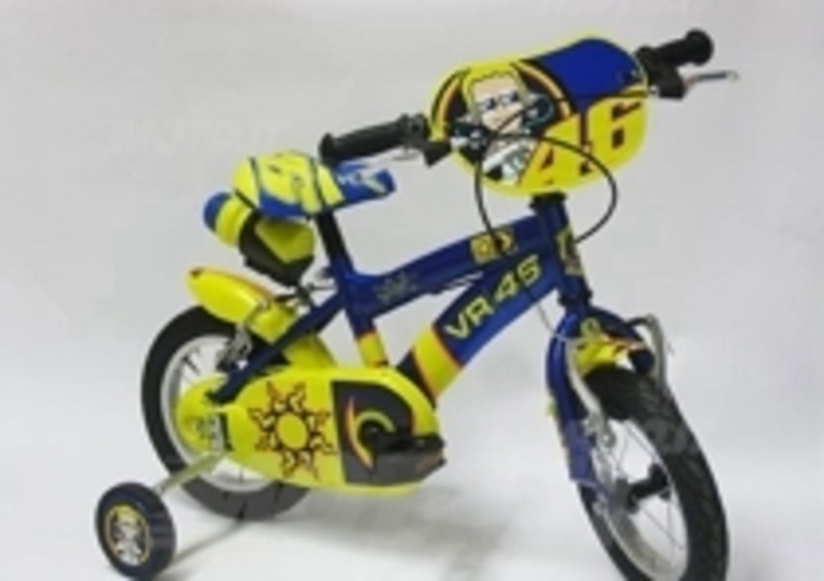 A Valentino Rossi tocca pedalare! Presentate le bici per bambini con i  colori del campione - MotoGP 