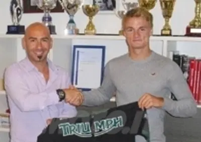 Il team ParkinGO Triumph BE1 Racing e Chaz Davies insieme da Imola