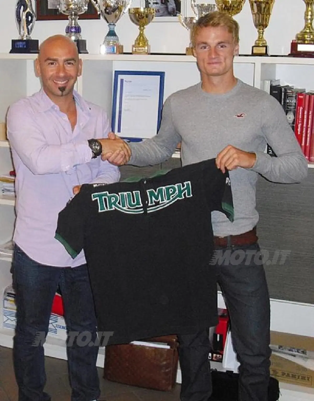 Il team ParkinGO Triumph BE1 Racing e Chaz Davies insieme da Imola