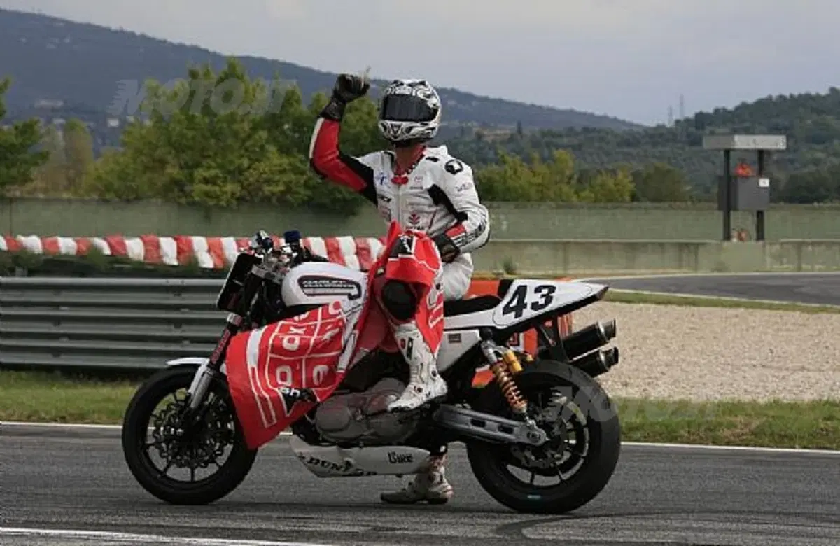A Magione bandiera a scacchi per il campionato monomarca XR1200 Trophy 2009
