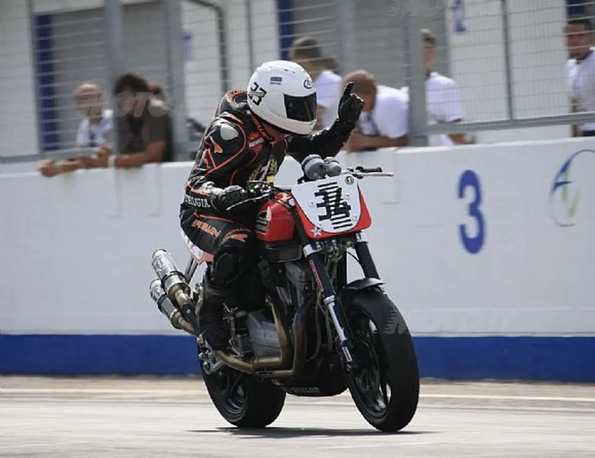 A Magione bandiera a scacchi per il campionato monomarca XR1200 Trophy 2009 (2)