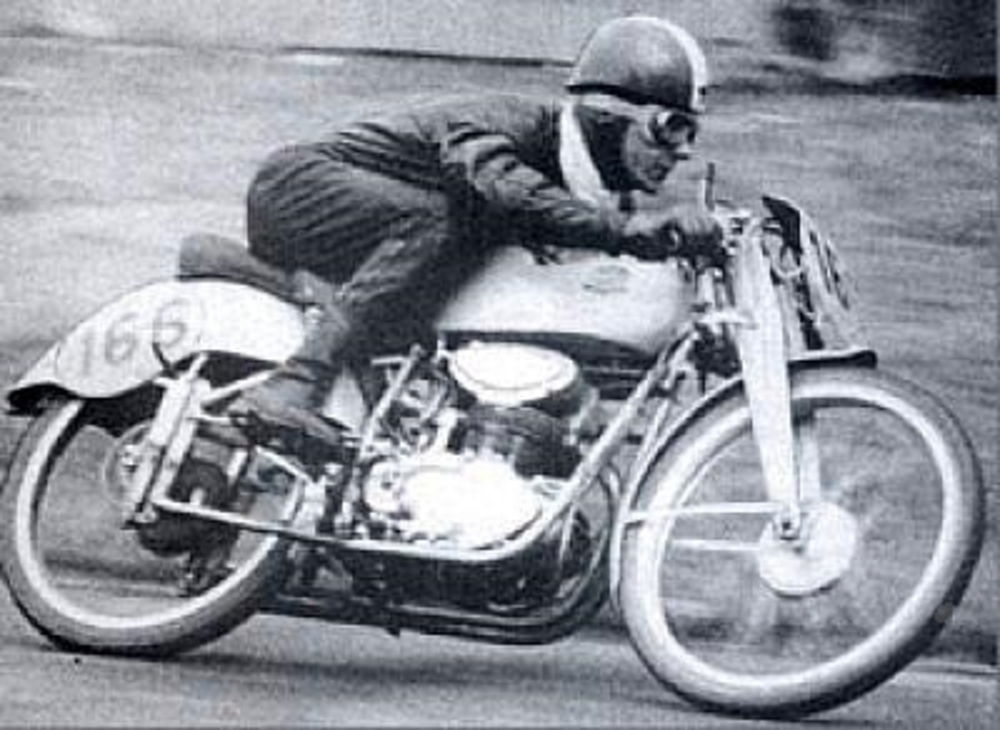 Carlo Ubbiali con la Mondial 125...