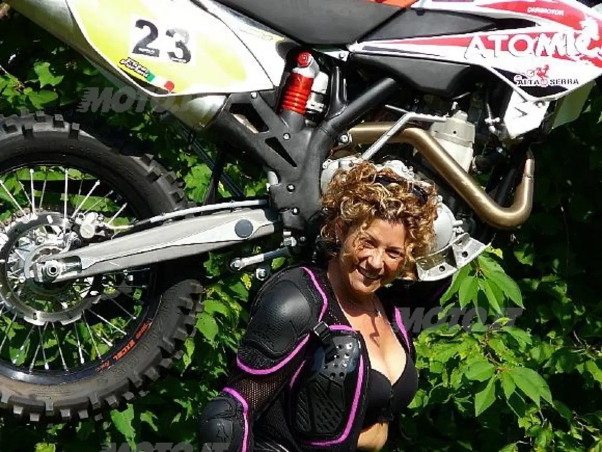 Il Calendario 2010 delle belle di Soloenduro aiuta i bambini. (2)