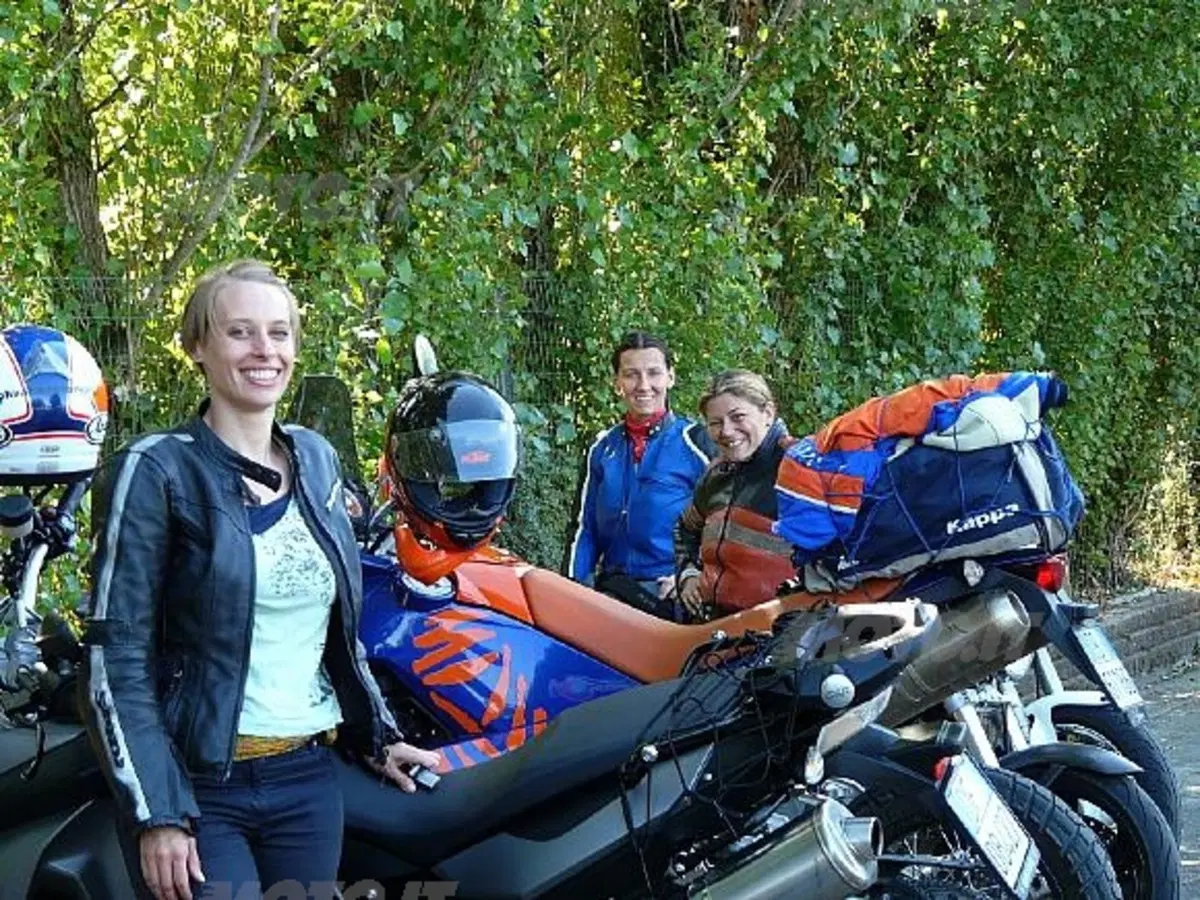 Il Calendario 2010 delle belle di Soloenduro aiuta i bambini. (7)