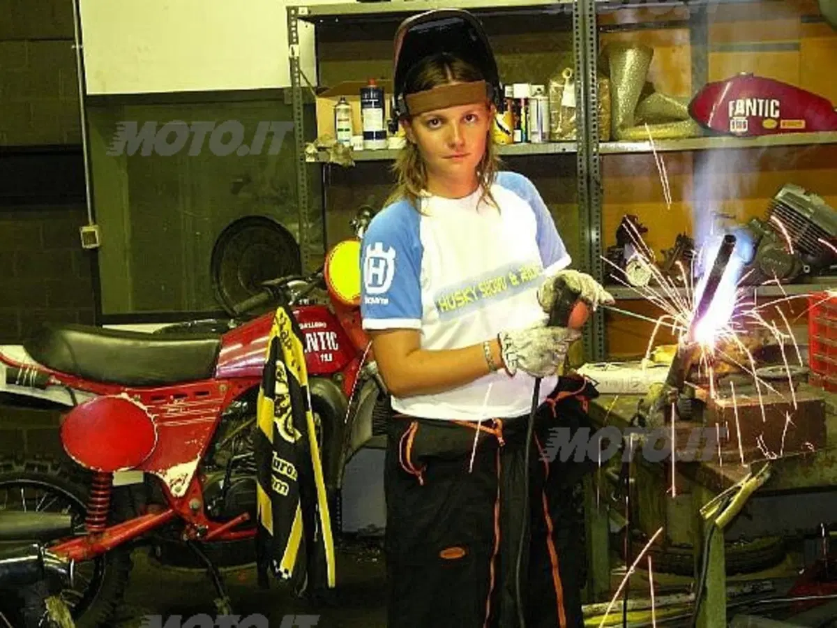 Il Calendario 2010 delle belle di Soloenduro aiuta i bambini. (9)