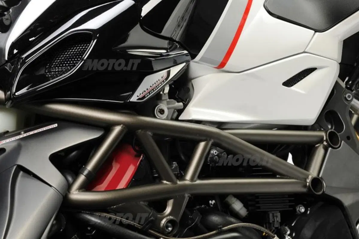 MV AGUSTA Brutale 990R e 1090RR (7)