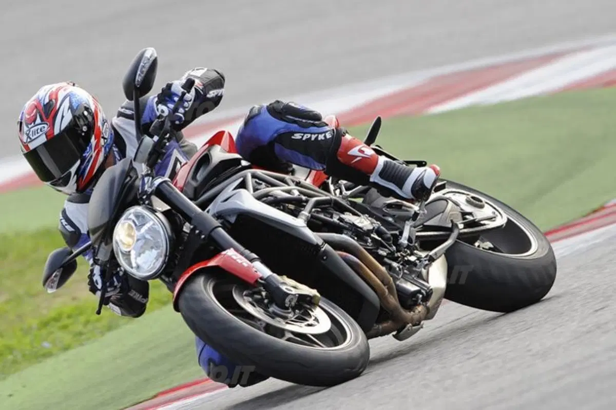 MV AGUSTA Brutale 990R e 1090RR (13)