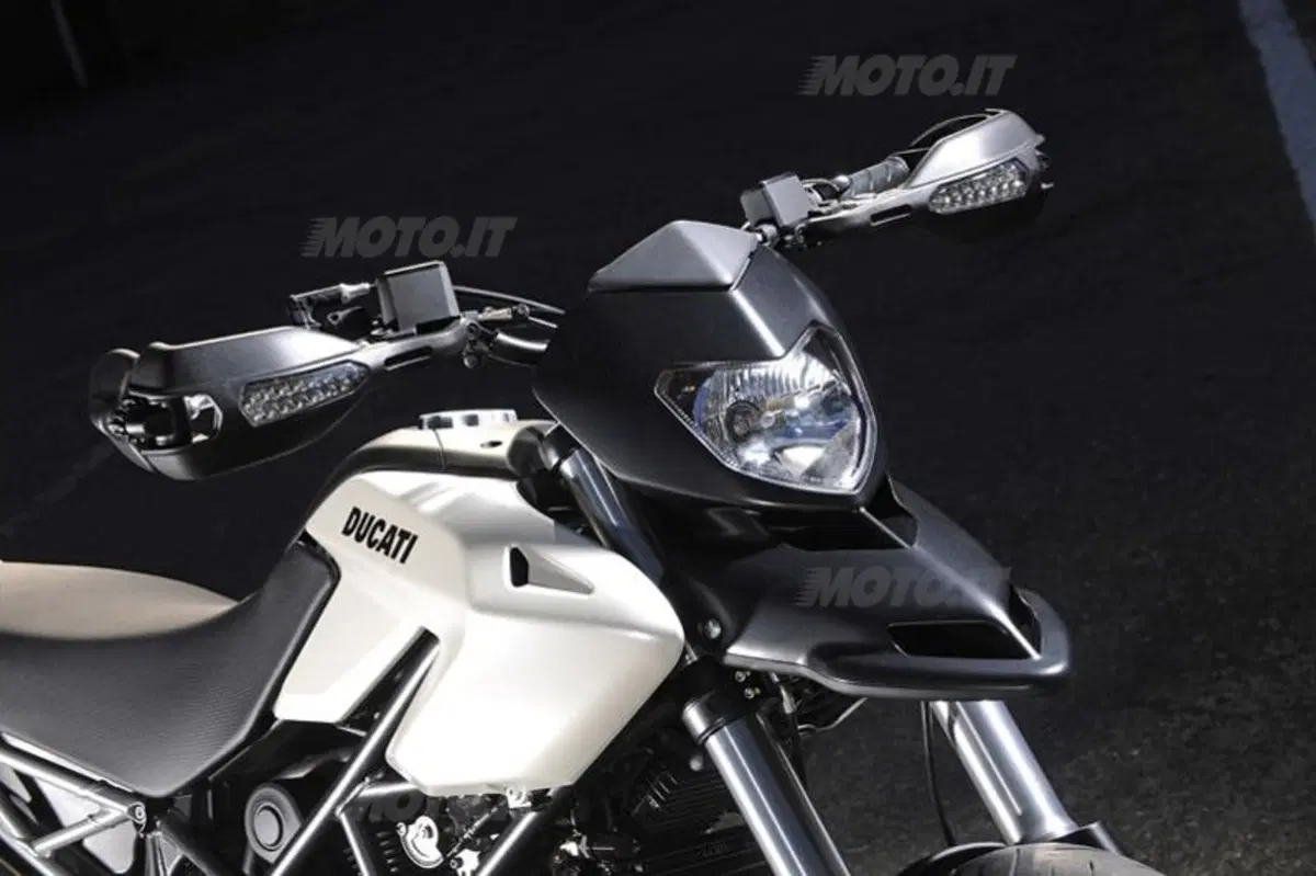 DUCATI Hypermotard 796  (5)