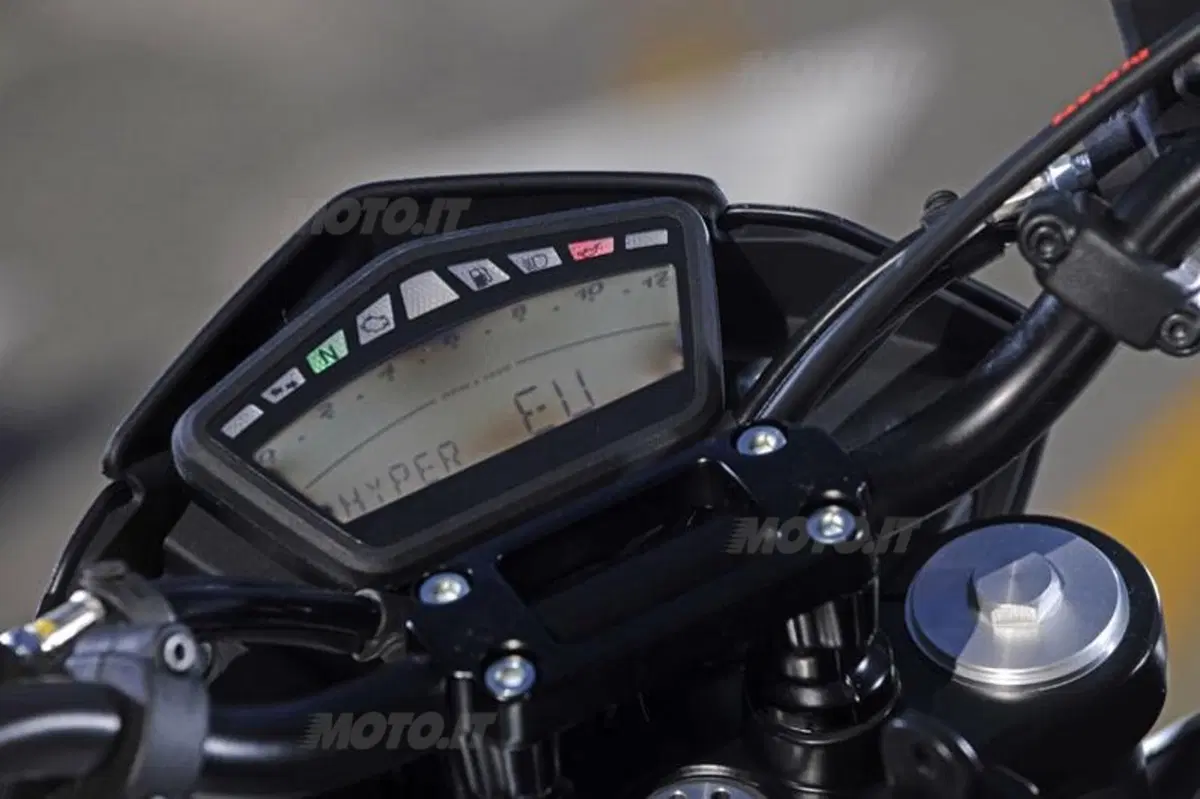 DUCATI Hypermotard 796  (10)