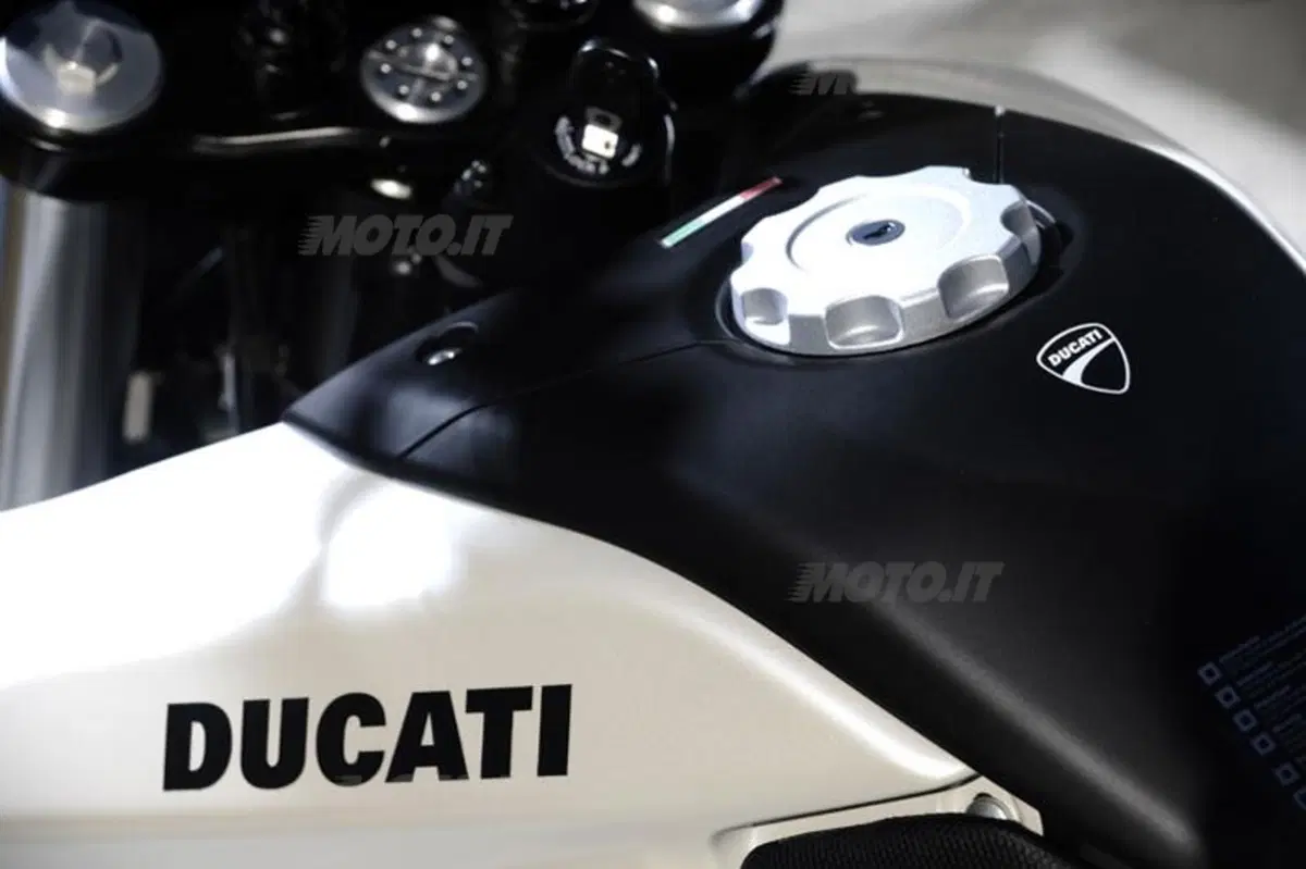 DUCATI Hypermotard 796  (11)
