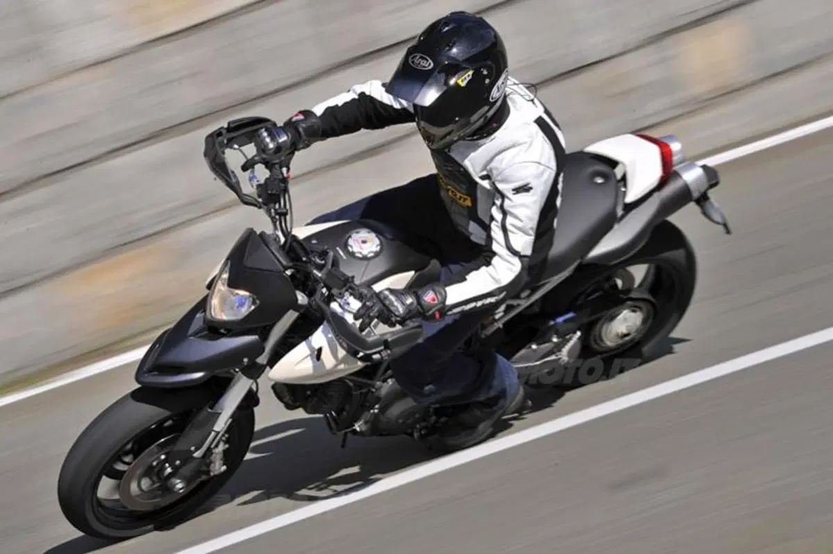 DUCATI Hypermotard 796  (13)