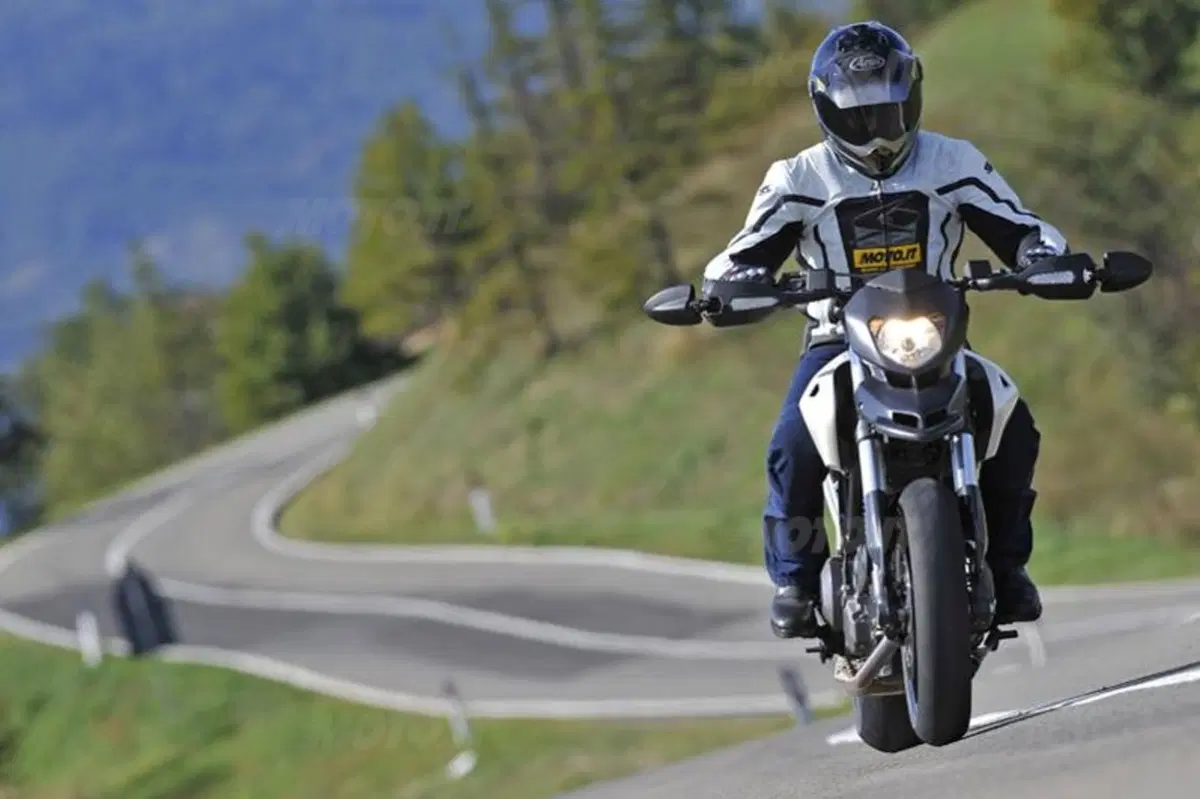 DUCATI Hypermotard 796  (14)
