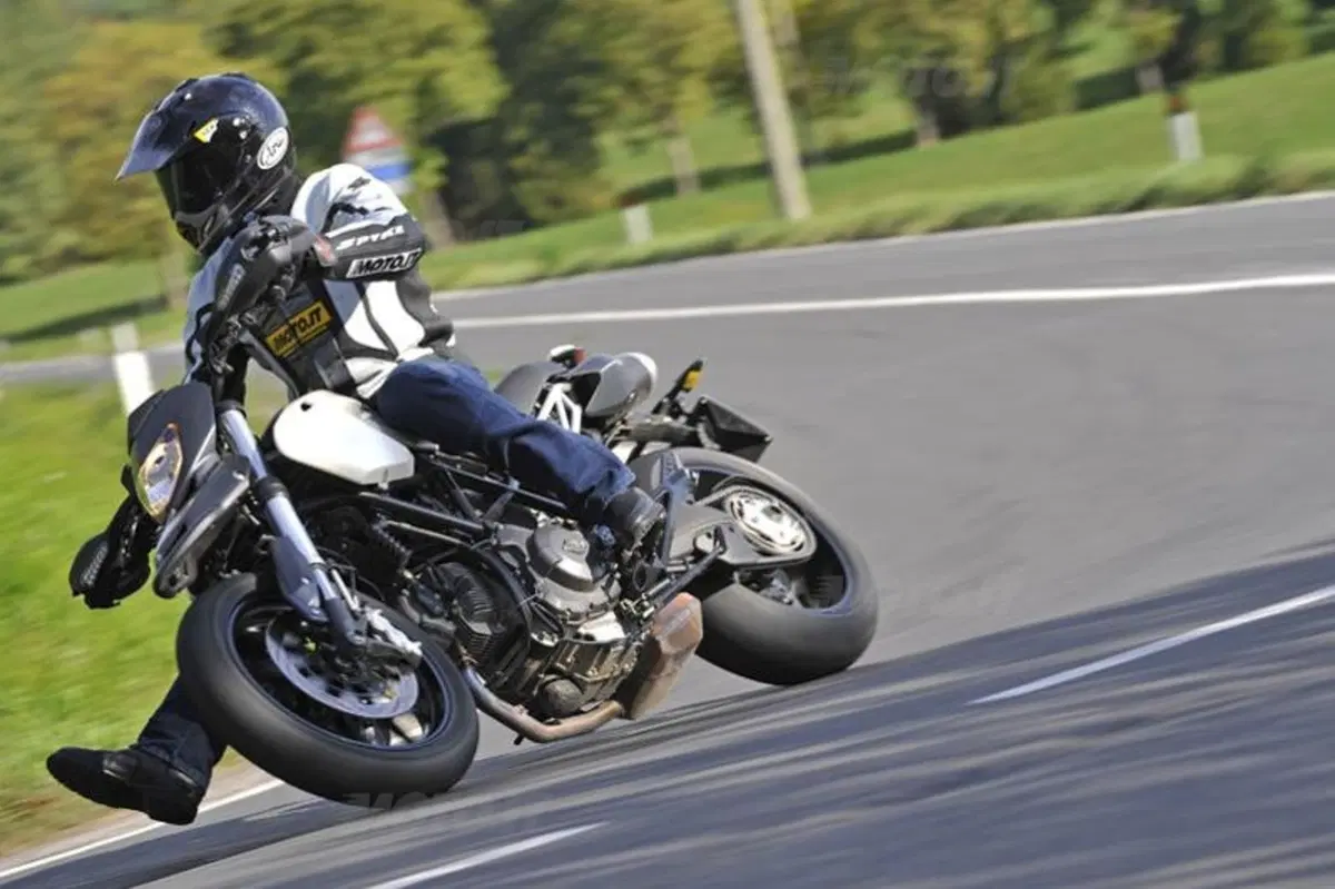 DUCATI Hypermotard 796  (15)