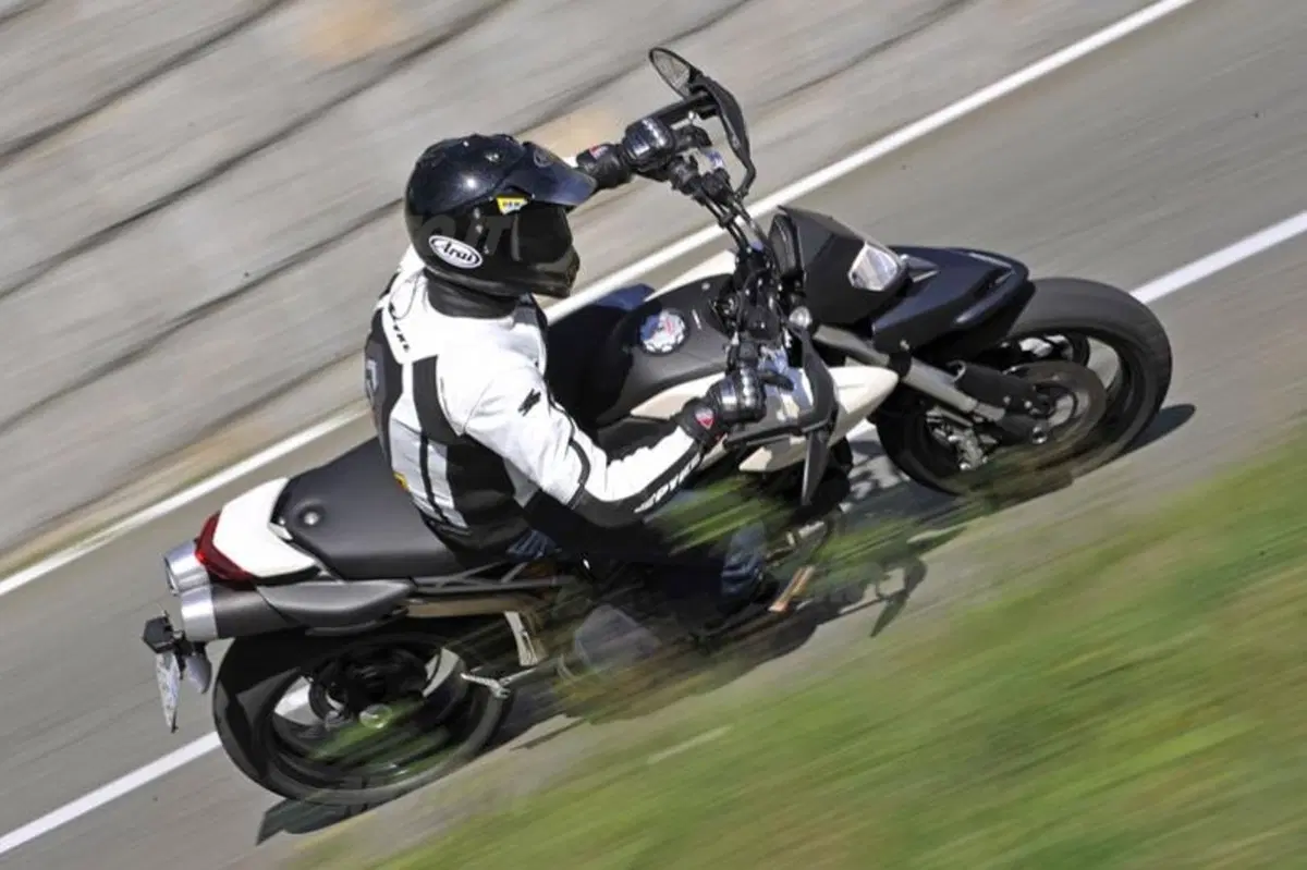 DUCATI Hypermotard 796  (16)