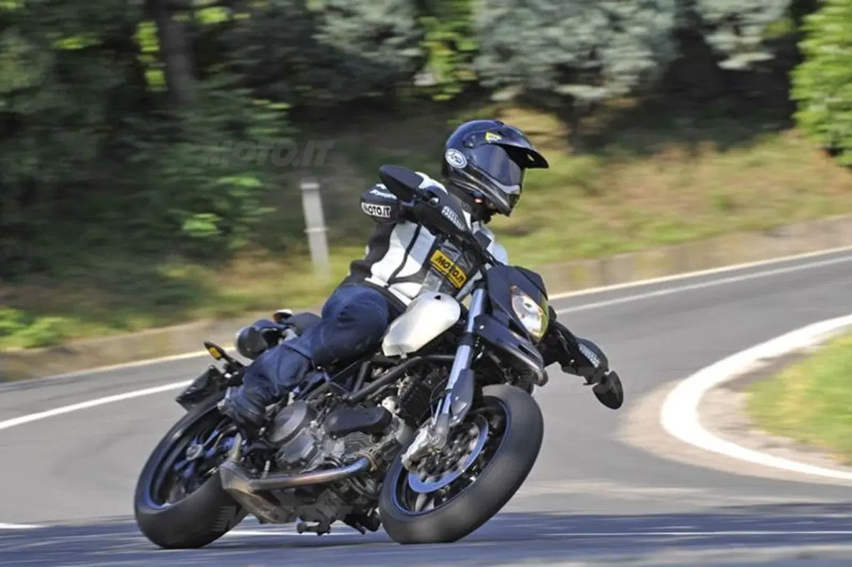 DUCATI Hypermotard 796  (19)