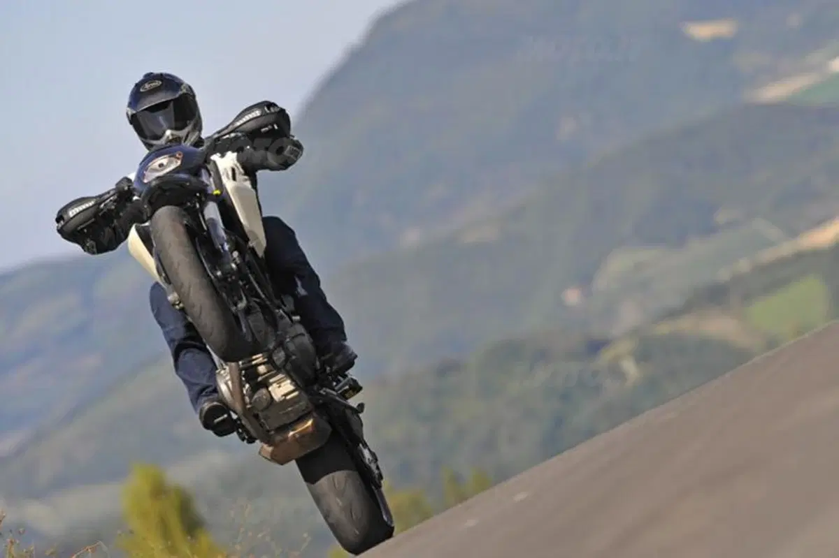 DUCATI Hypermotard 796  (21)