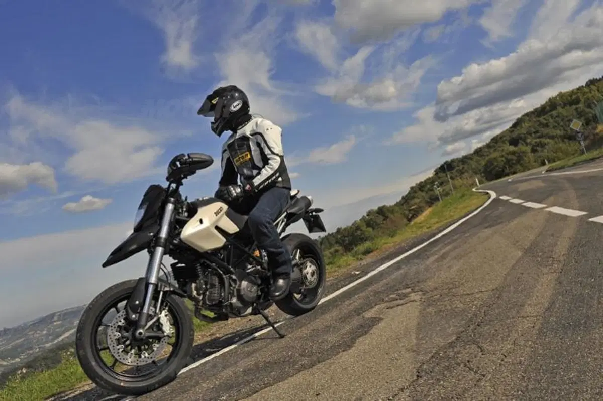 DUCATI Hypermotard 796  (22)