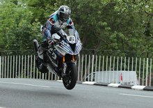 TT 2018, Superbike: Harrison rompe, Dunlop vince