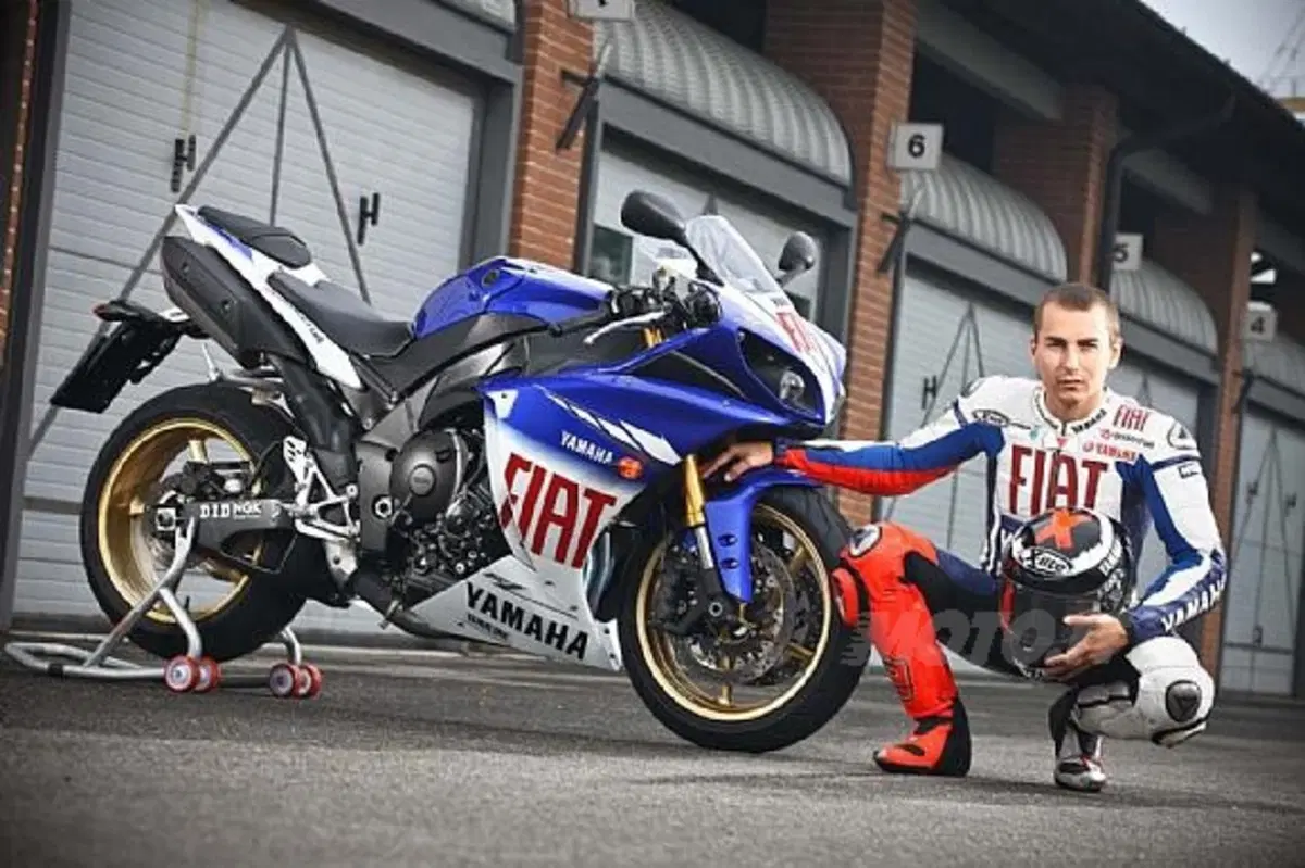 Yamaha festeggia la MotoGP con un kit Fiat Team su R1 e R6 (3)