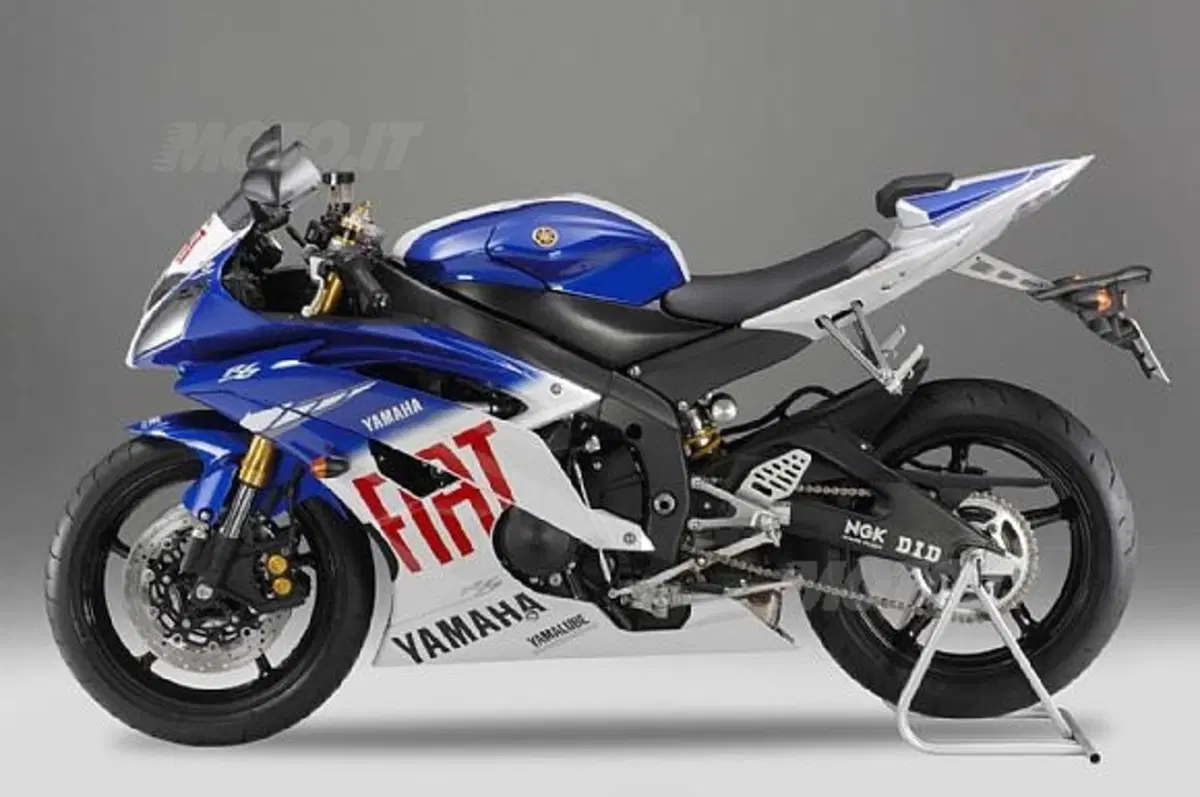 Yamaha festeggia la MotoGP con un kit Fiat Team su R1 e R6 (4)