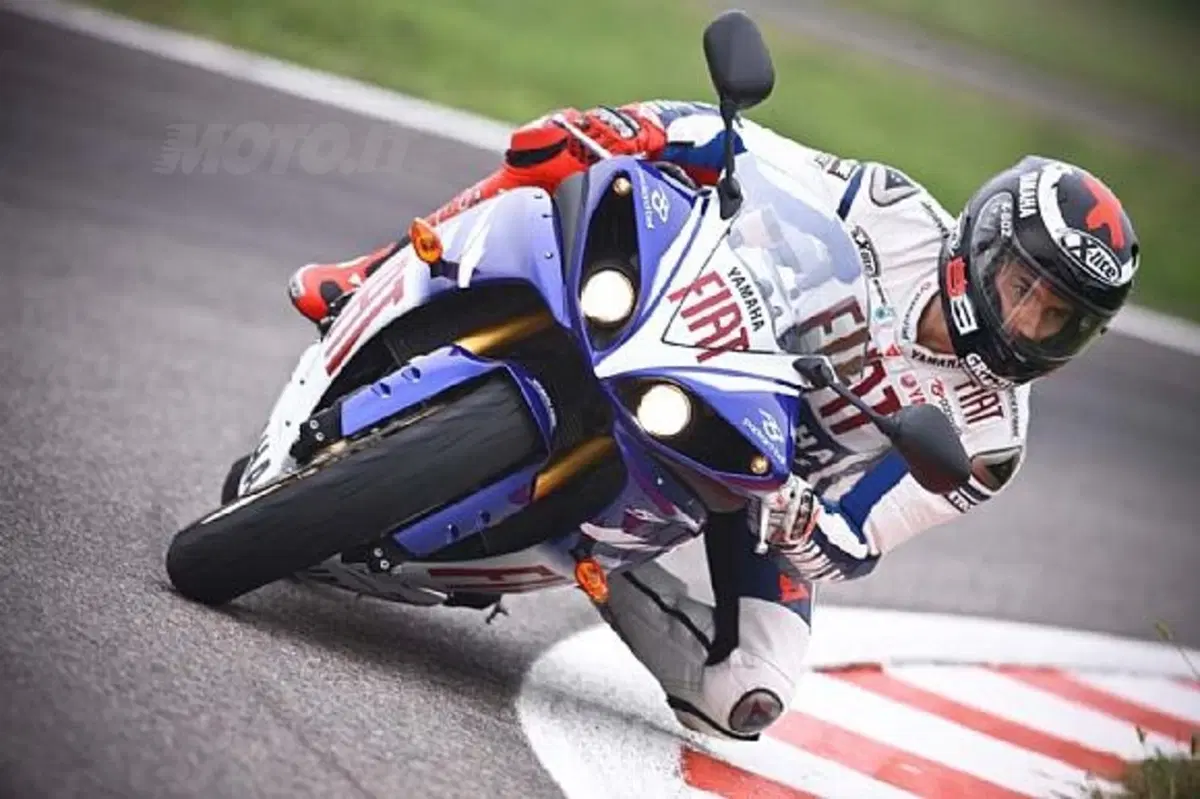 Yamaha festeggia la MotoGP con un kit Fiat Team su R1 e R6 (6)
