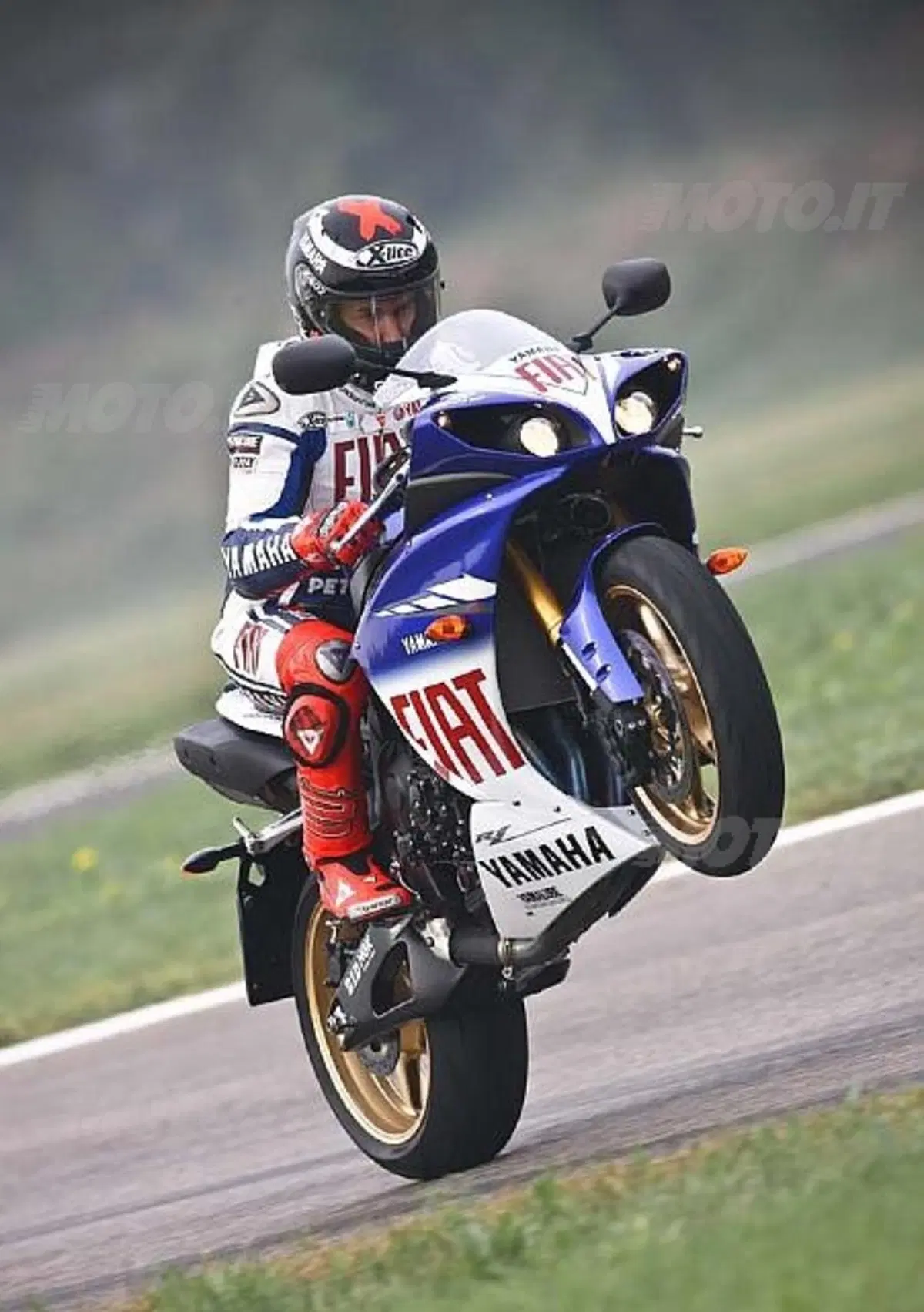 Yamaha festeggia la MotoGP con un kit Fiat Team su R1 e R6 (7)