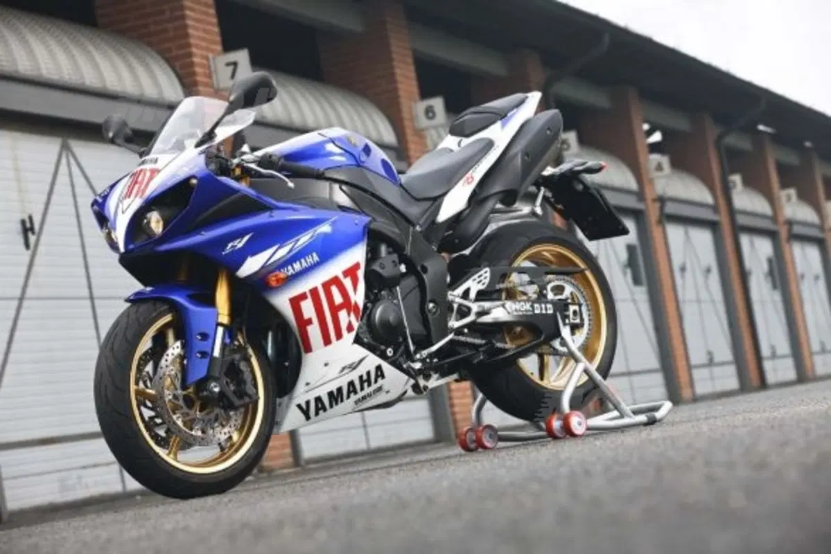 Yamaha festeggia la MotoGP con un kit Fiat Team su R1 e R6 (8)