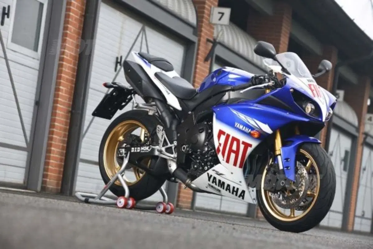 Yamaha festeggia la MotoGP con un kit Fiat Team su R1 e R6 (9)