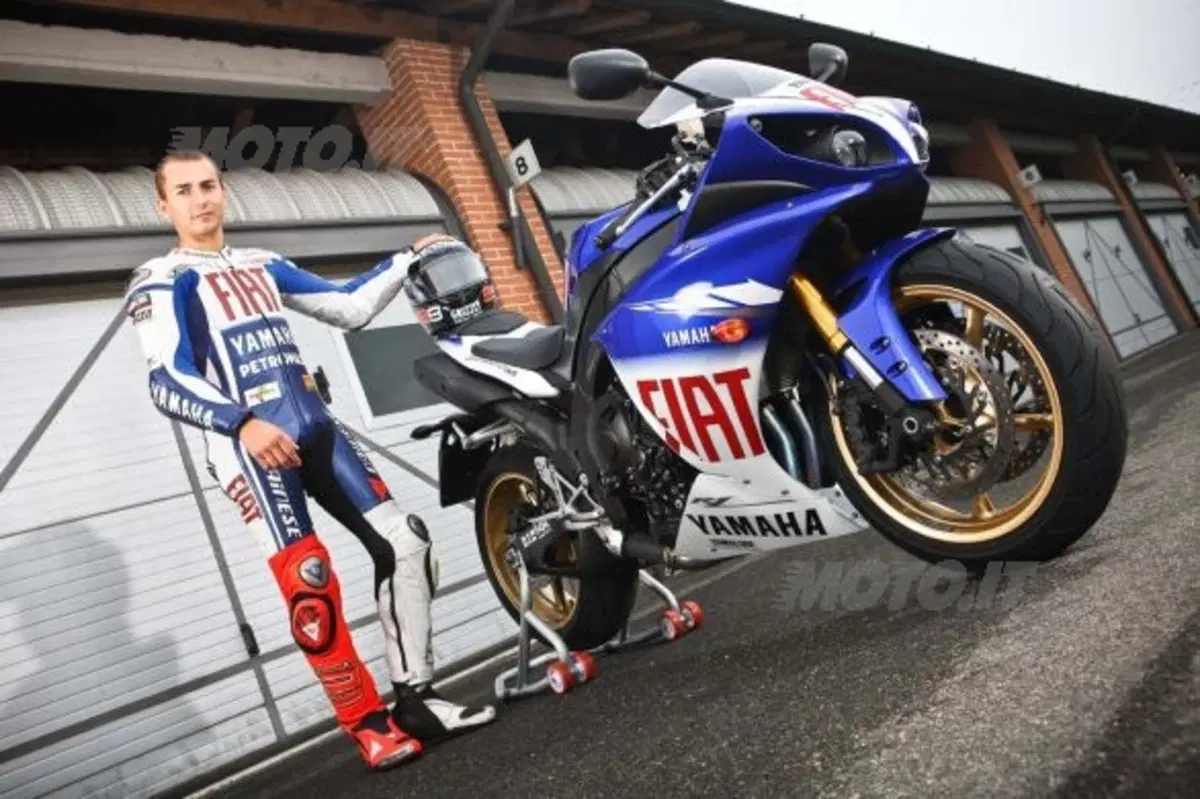 Yamaha festeggia la MotoGP con un kit Fiat Team su R1 e R6 (12)