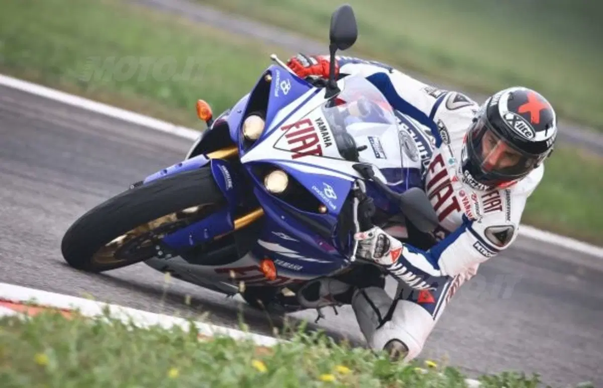 Yamaha festeggia la MotoGP con un kit Fiat Team su R1 e R6 (13)