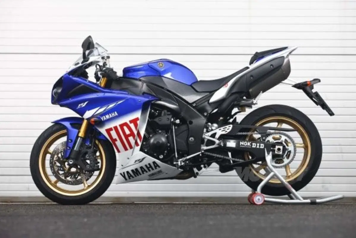 Yamaha festeggia la MotoGP con un kit Fiat Team su R1 e R6 (15)