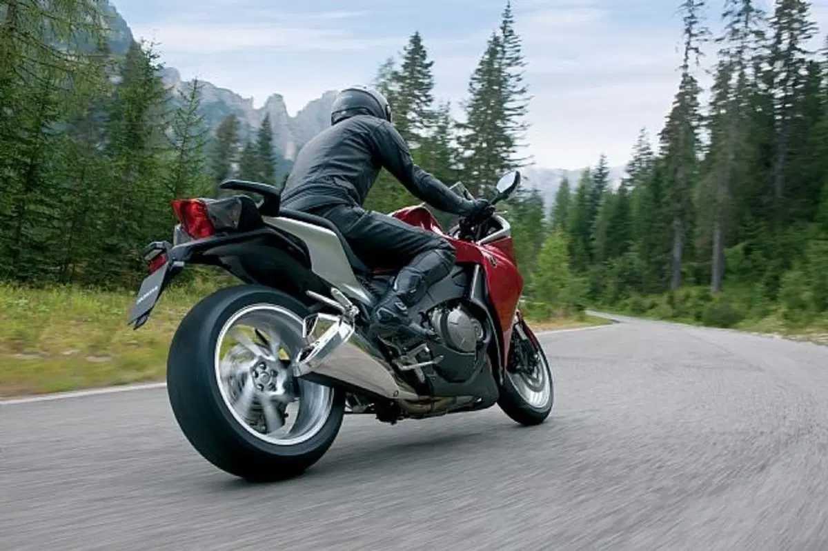 Honda VFR1200F: prime impressioni dinamiche