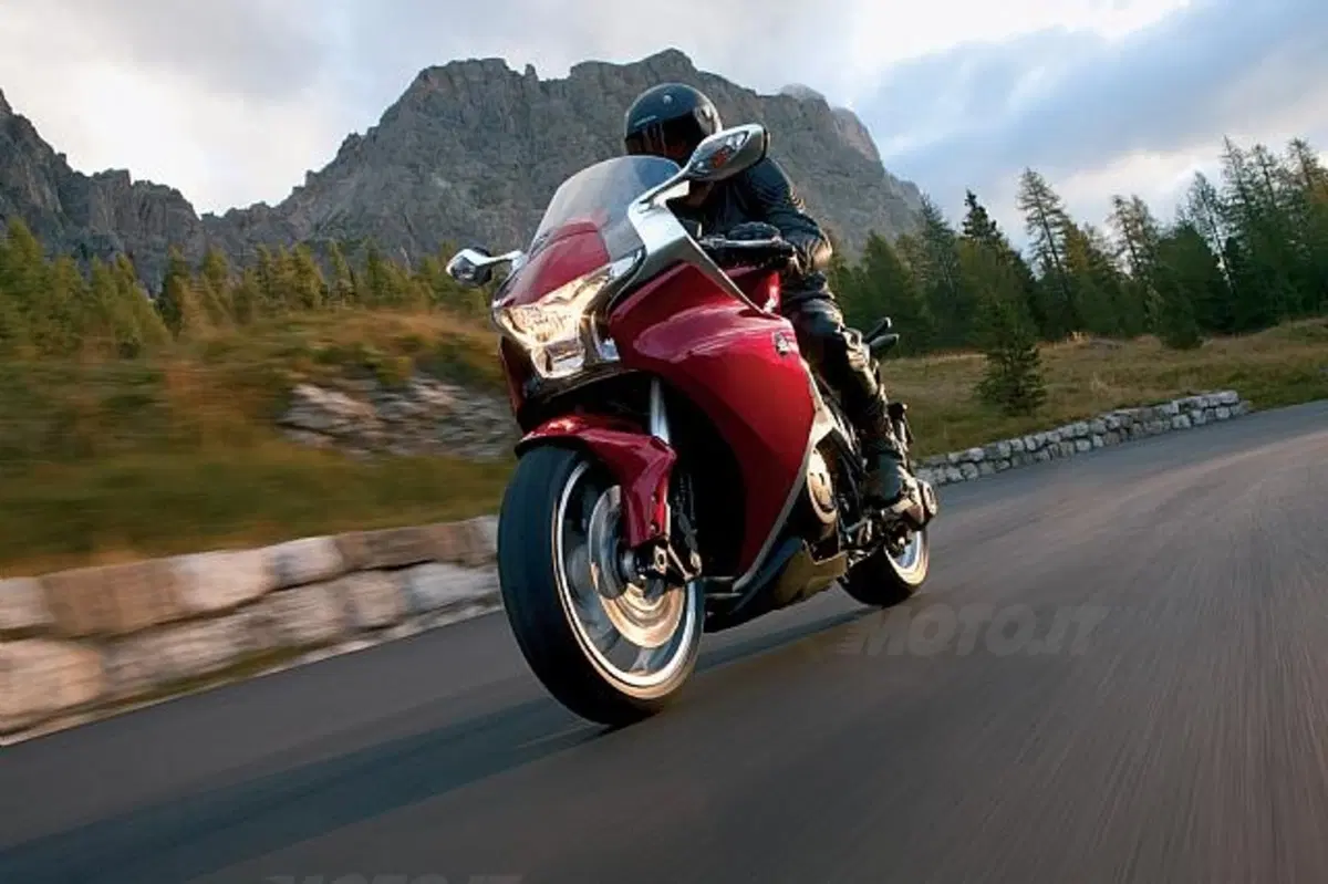 Honda VFR1200F: prime impressioni dinamiche (2)