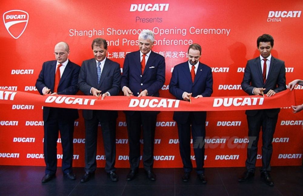 Il taglio del nastro: in piedi da sinistra Mirko Bordiga (CEO Ducati Asia Pacific), Massimo Roscigno (Console Generale d’Italia a Shanghai), Gabriele Del Torchio (Presidente Ducati Motor Holding), Cristiano Silei (Direttore Commerciale Ducati MH) e Mak Xiao Gang (General Manager Ducati China)
