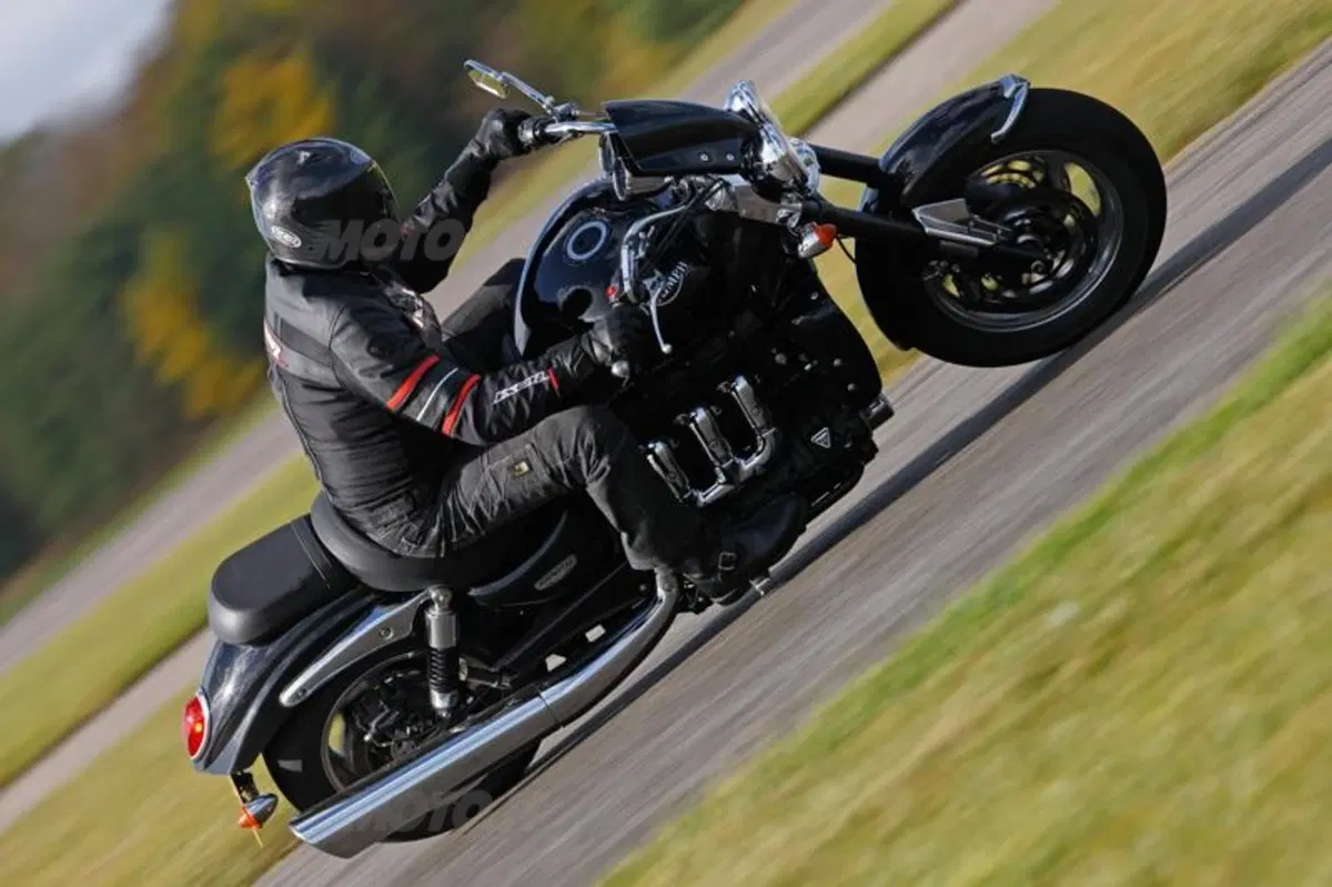 Triumph Rocket III Roadster (5)