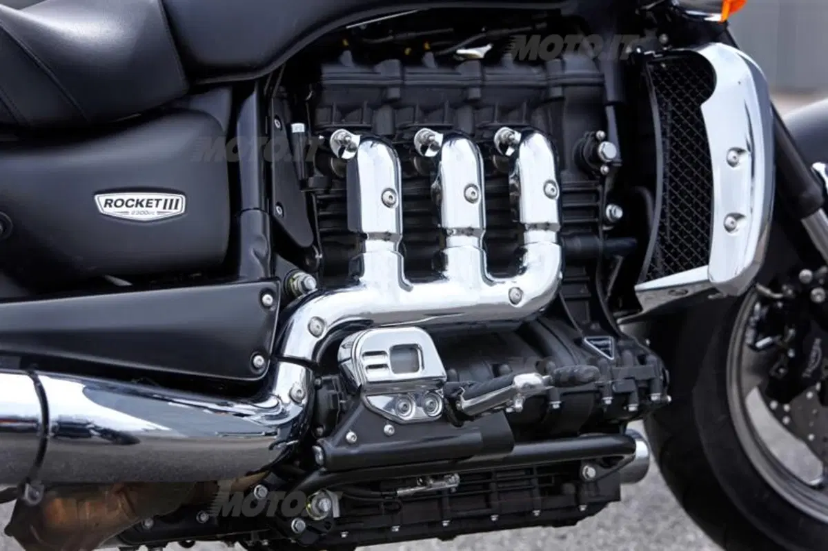 Triumph Rocket III Roadster (15)