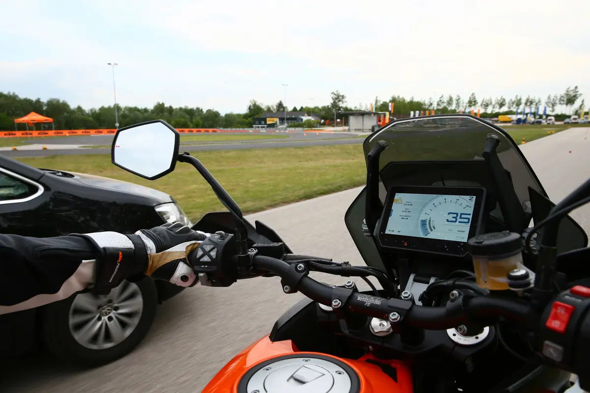Cruise control adattativo e retrovisori intelligenti da KTM (Video) (4)